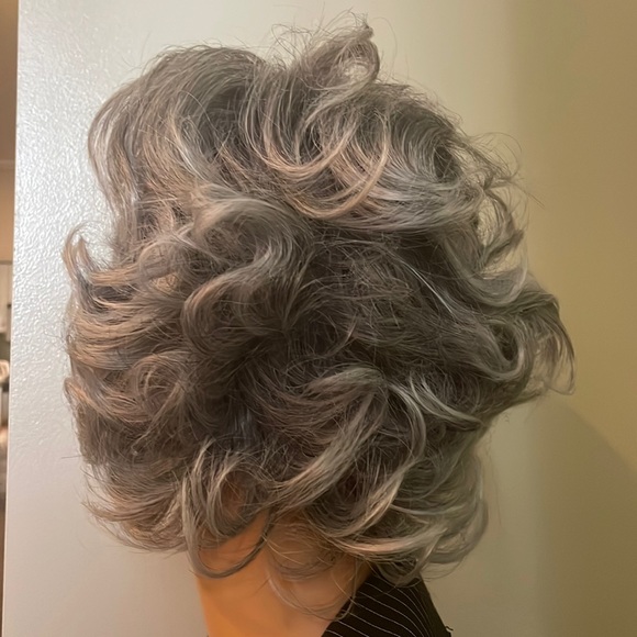 NWT 11” gray silver grey wavy short natural matte wig back curls - Picture 9 of 15